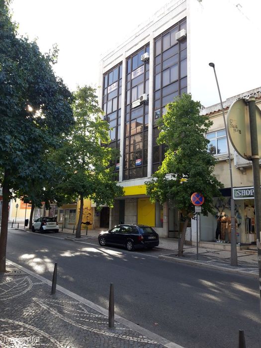 Arrenda-se Escritório No Centro do Barreiro - Excelente Local - 20m²