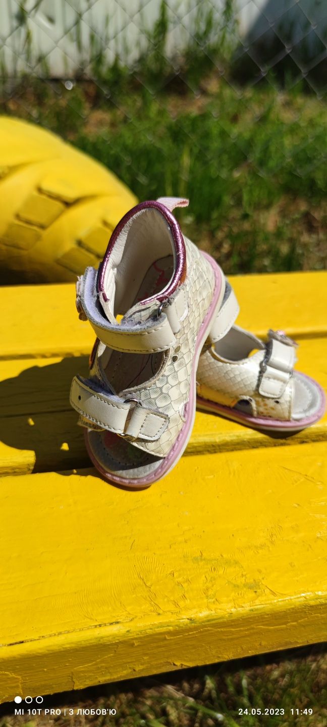 Взуття дитяче для дівчинки
