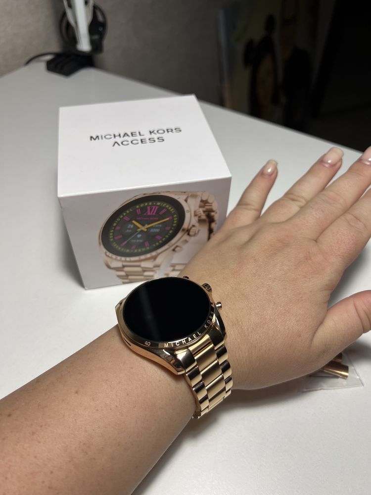СРОЧНО продам Смарт часы Michael Kors