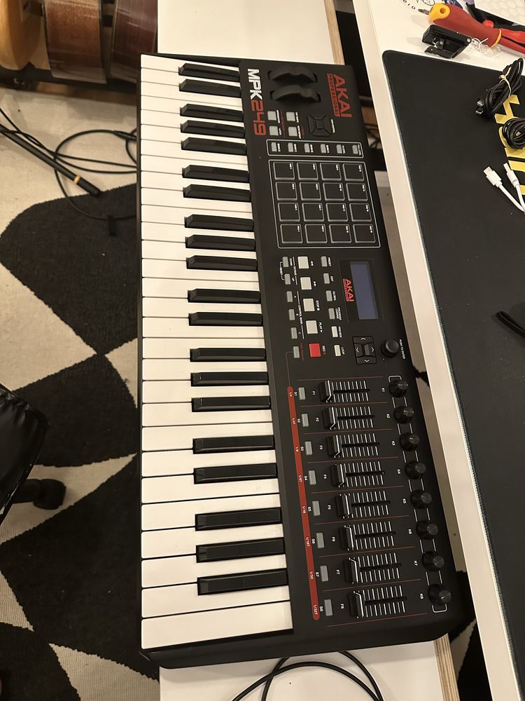 Teclado Akai MPK249 e MPK mini