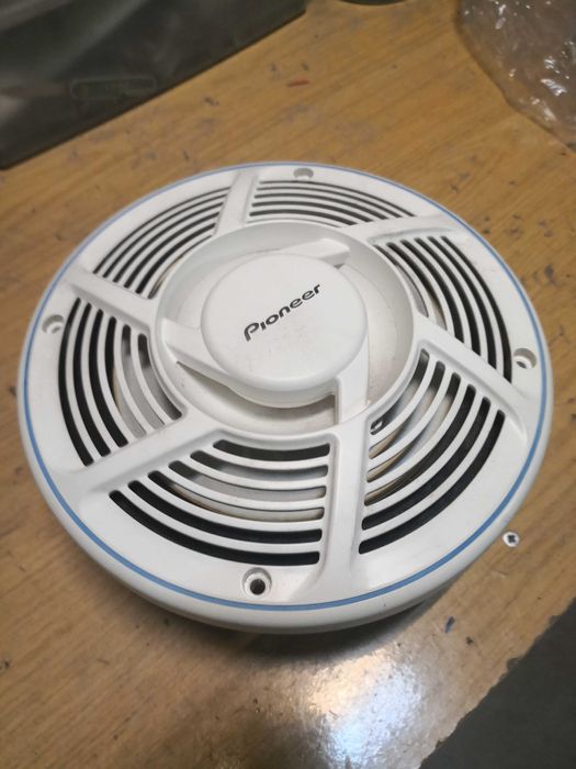 2 navegadores GPS Magellan e um altifalante de lancha