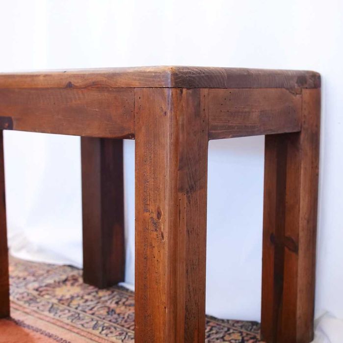 Mesa pequena rústica em madeira lisa