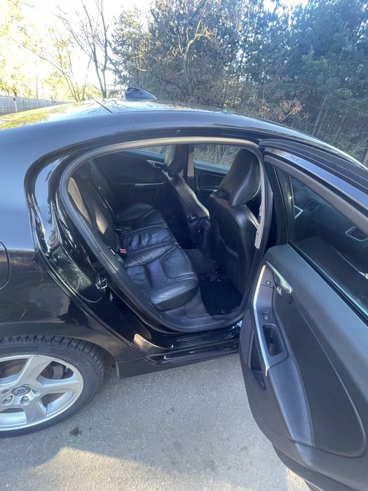 Автомобиль Volvo s60 2,5т