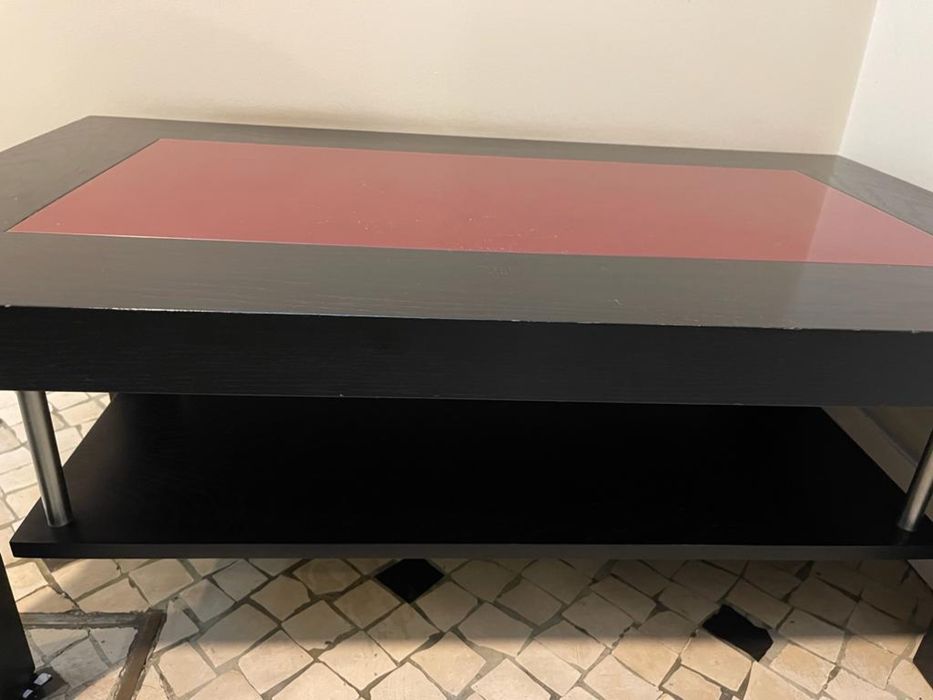 Mesa de centro preta e vermelha