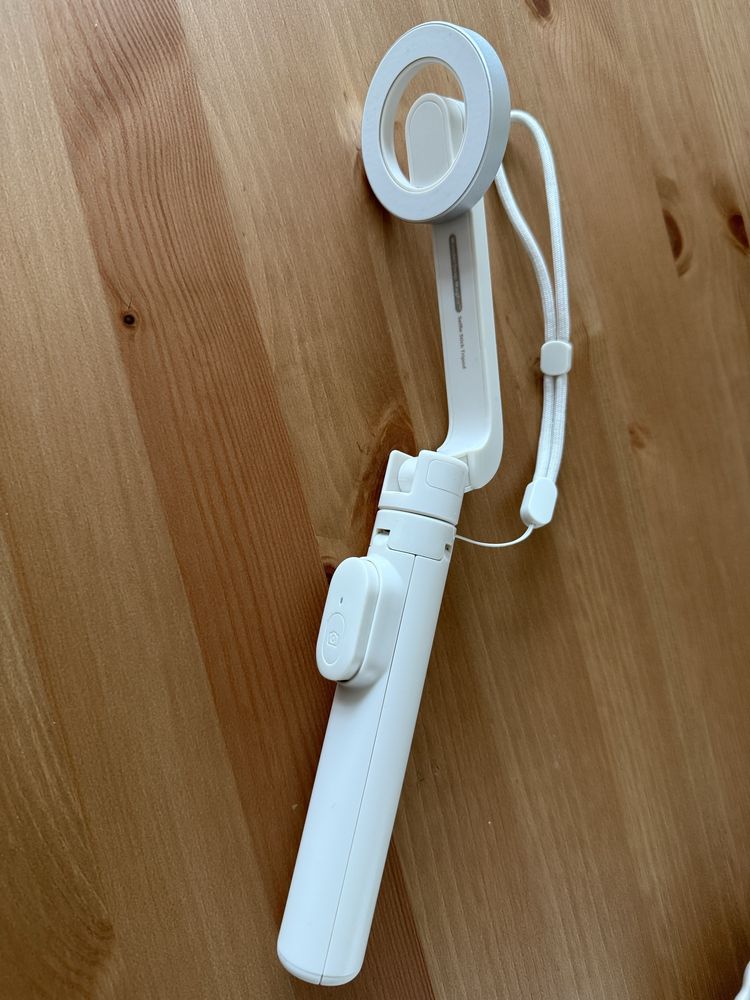 Uchwyt Spigen selfie stick magsafe tripod beige beżowy bluetooth pilot