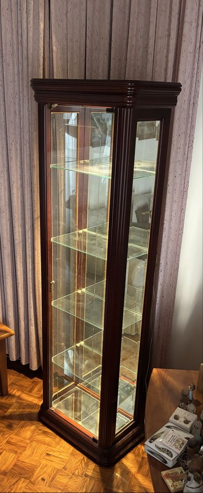 Cristaleira vitrine com iluminação e mesa baixa