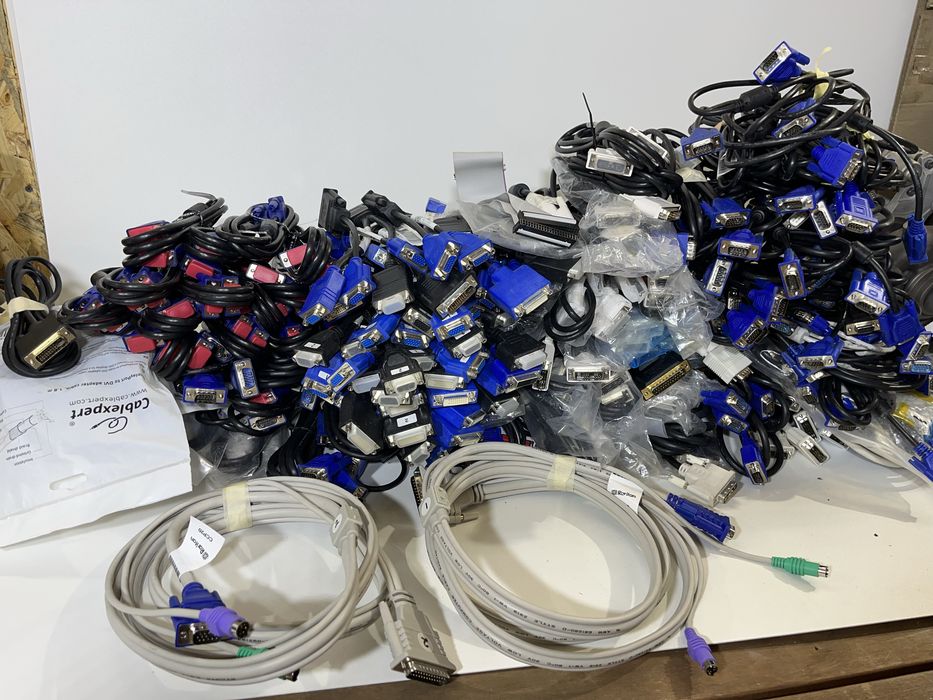 150 кабелів та перешідників VGA, LTP, DVI