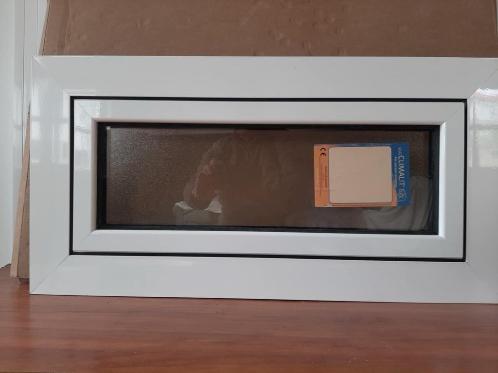 Janela basculante em aluminio branco