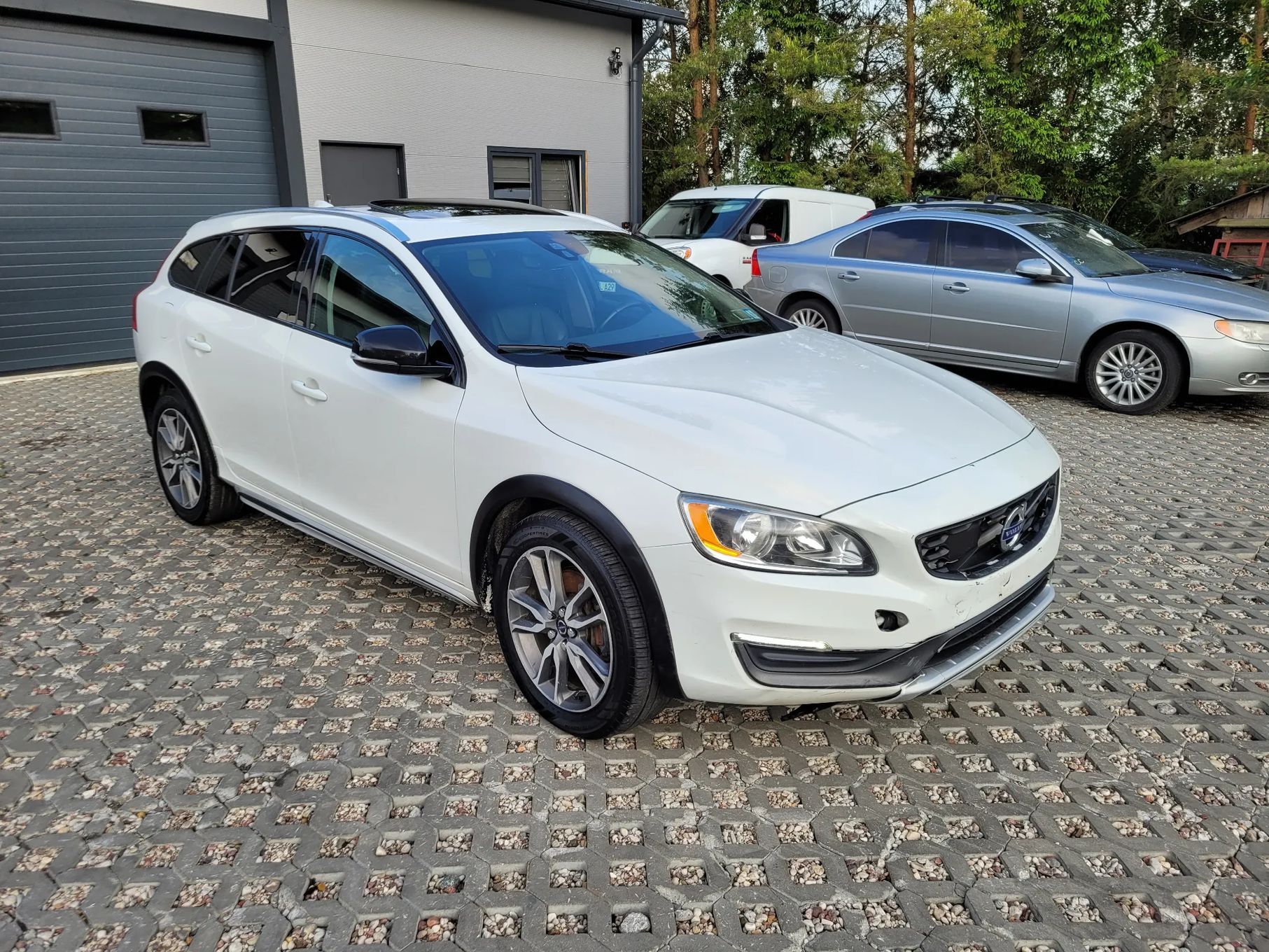 Volvo V60 Cross Country 2.5 T5 AWD MY2016 lekko uszkodzony FV23%