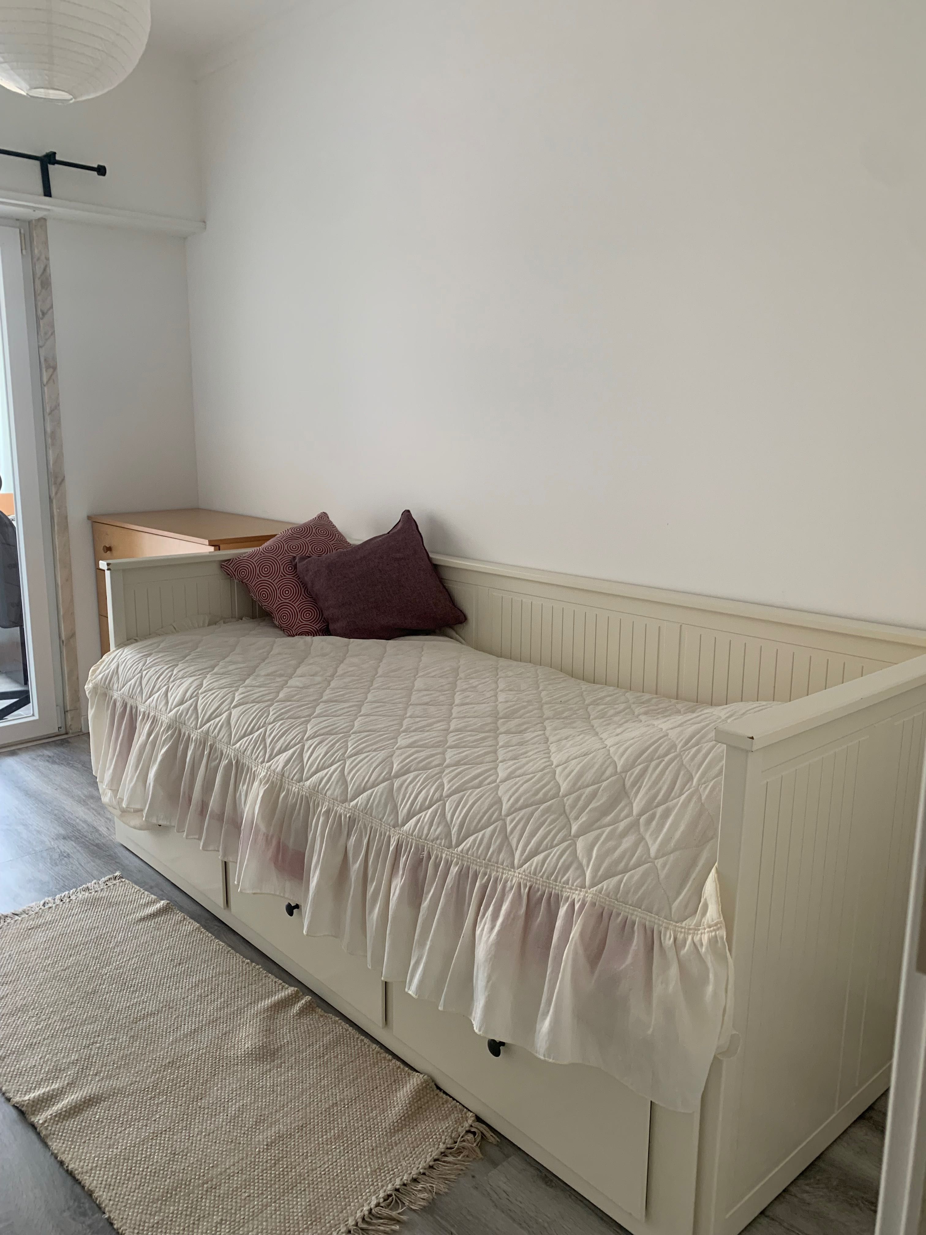Cama hemnes com estrato e colchões
