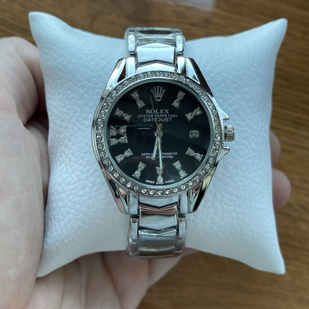 Жіночий годинник Rolex срібного кольору на браслеті