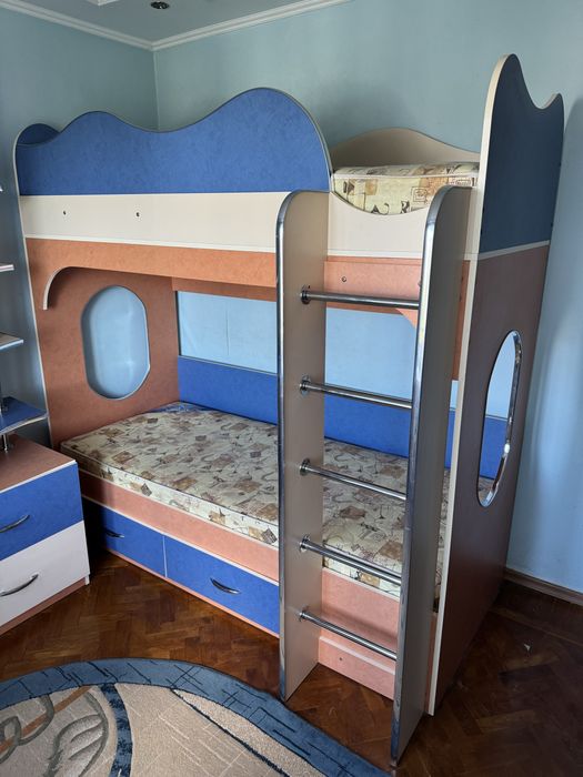 Комплект меблів в дитячу кімнату