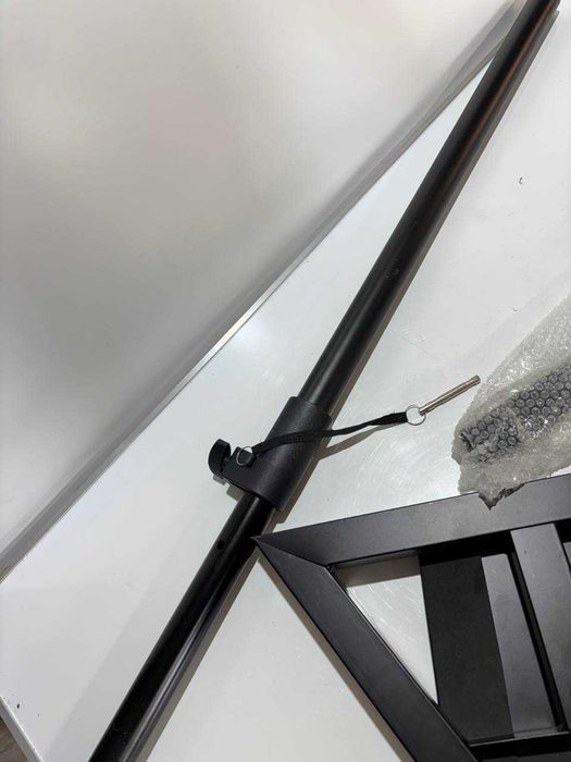 Stojaki pod monitory studyjne