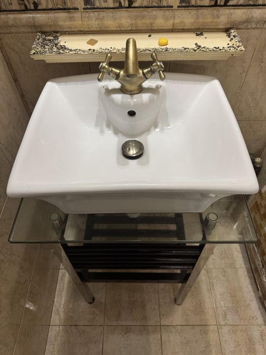 Поодажться кртуий столик з умивальником, краном та дзеркалом!Терміново