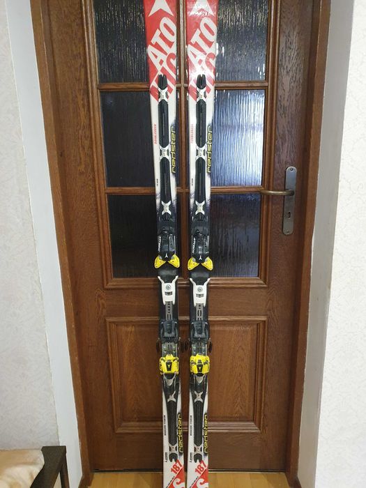 Лижі "ATOMIC, ROSSIGNIOL, DYNASTAR, SL, GS, FIS" ; щитки, черевики.