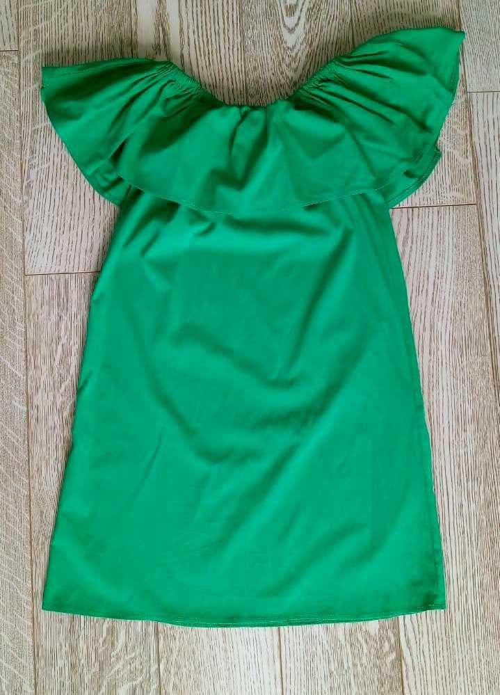 Зеленое платье с резинкой на плечах размер S