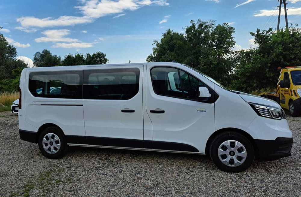 Wynajem busa 9-cio osobowego - nowe Renault Trafic 2025