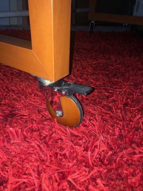 Secretária com rodas para computador. Oferta da cadeira.