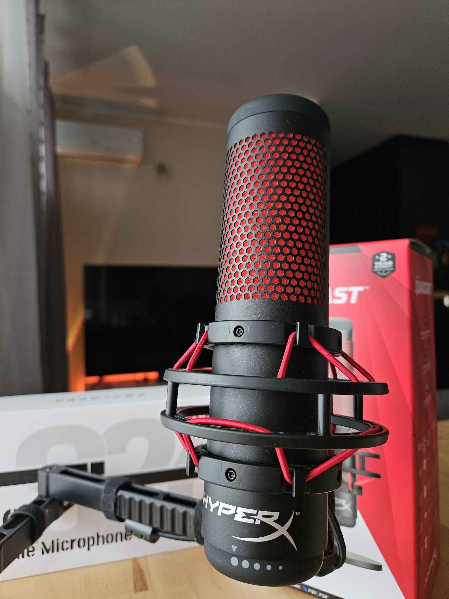 HyperX QuadCast + Ramię Ulanzi LS28 – Profesjonalny zestaw do streamin