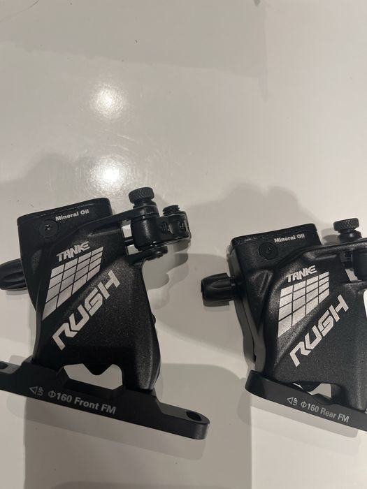 Nowe hydrauliczne zaciski hamulcowe Tanke Rush – przód i tył