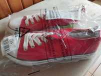 Nowe czerwone trampki
