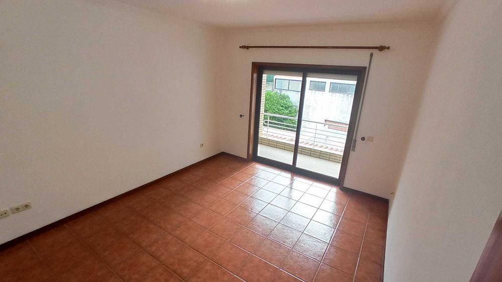 Alugo T1 com areas generosas e lugar de garagem no centro de Penafiel