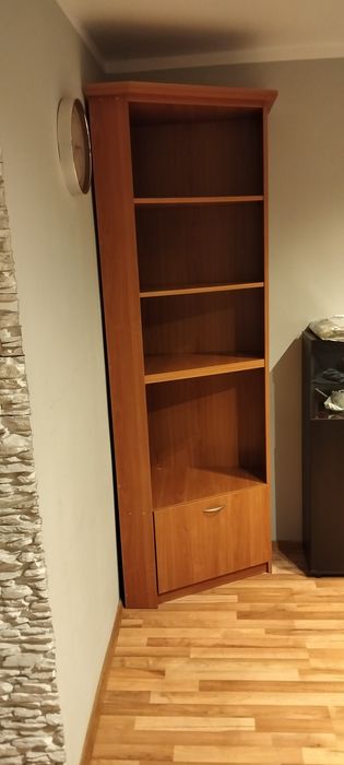 Wysoki Regał z półkami