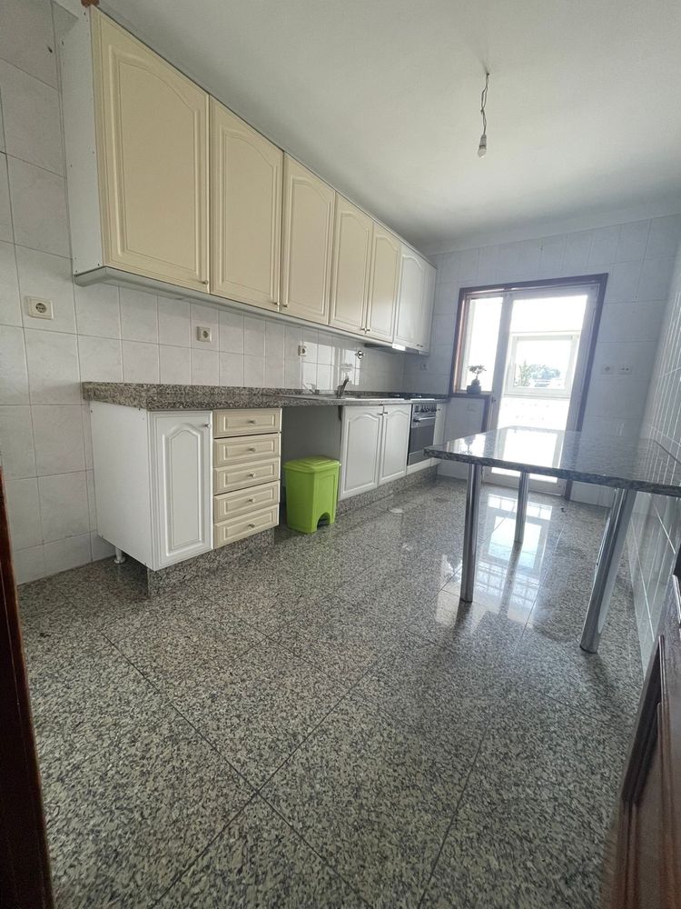 Apartamento T2 com 2 frentes+ 2 lugares de garagem e jardim privativo