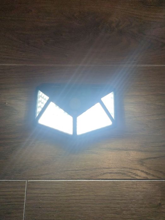 Уличный светильник с датчиком движения на солнечной батарее