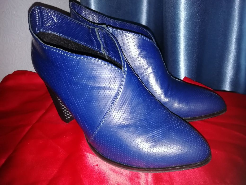 Продам женские кожаные туфли синего цвета 38 размер.