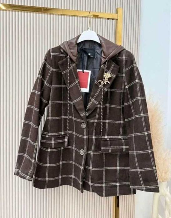 Cudowna brązowa czekoladowa marynarka w kratę z kapturem z broszką