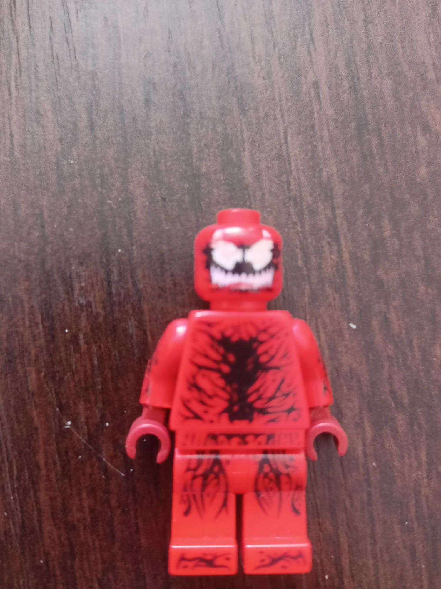Figurka LEGO czerwony wenom