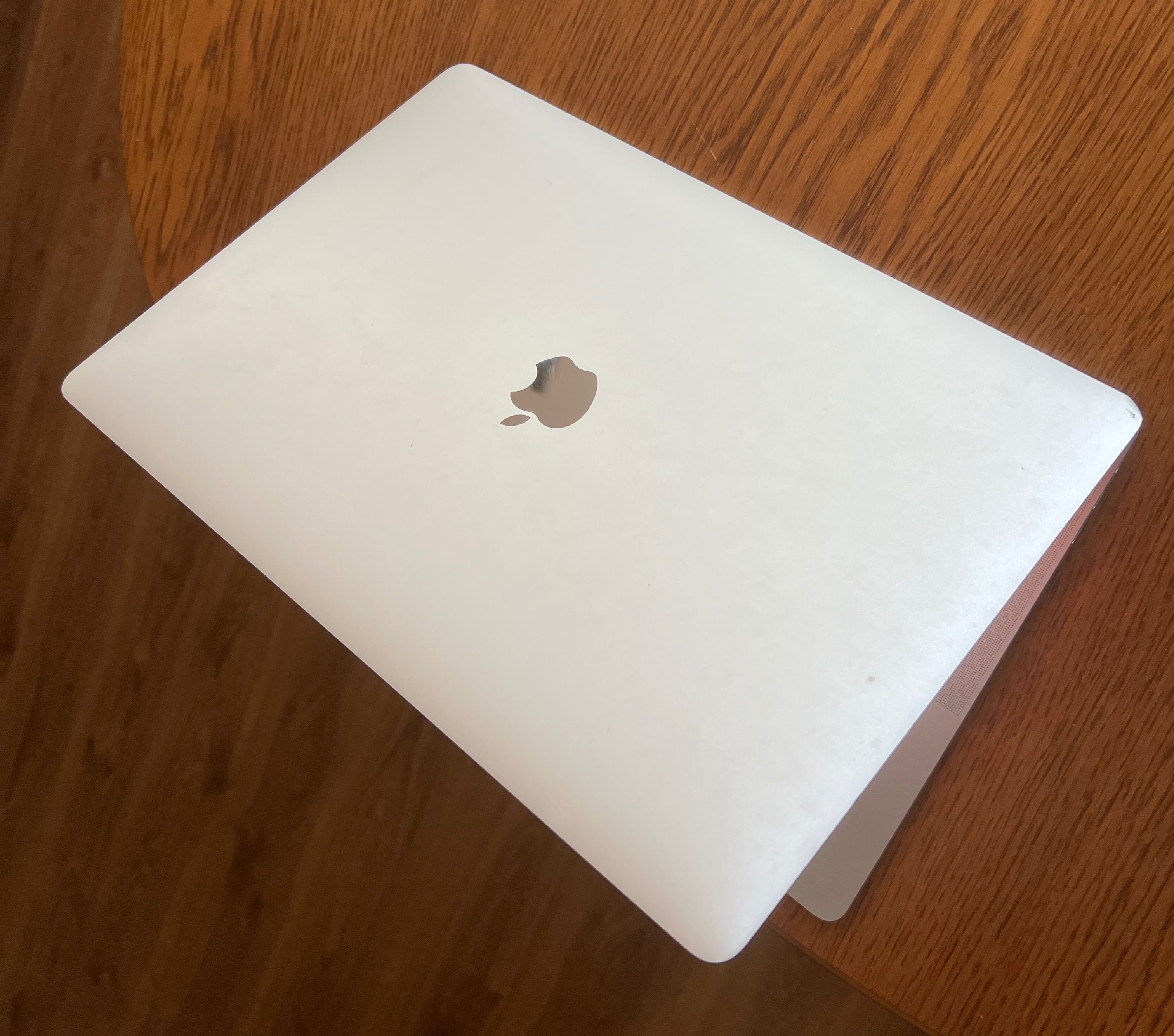 MacBook Pro 15,4" Srebrny 2017r. / 16GB / 512GB / A1707 / wada matrycy