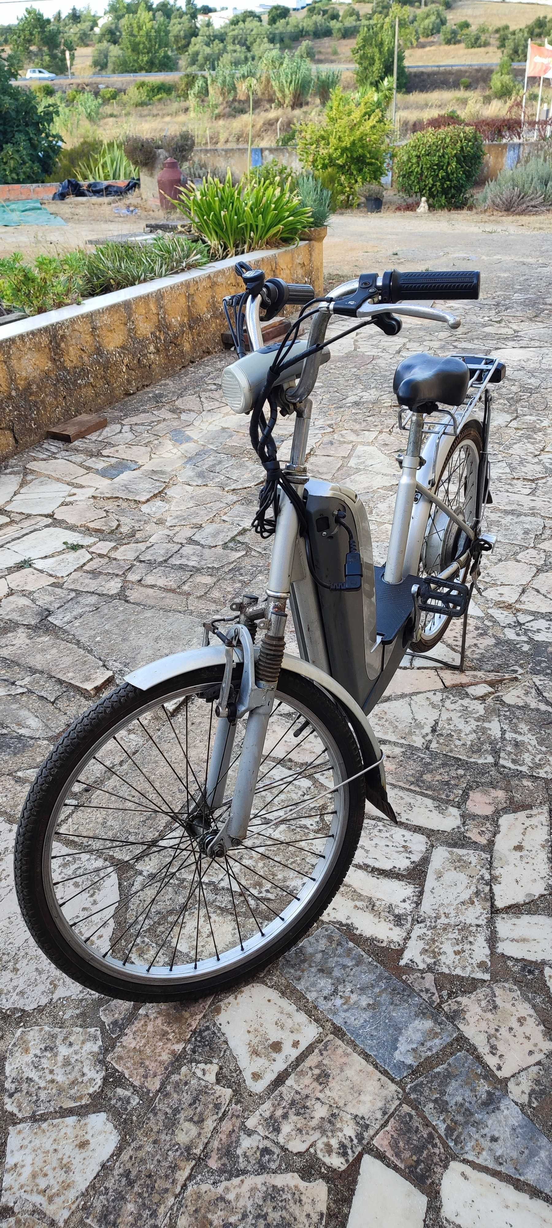 Bicicleta elétrica com 6 mudanças