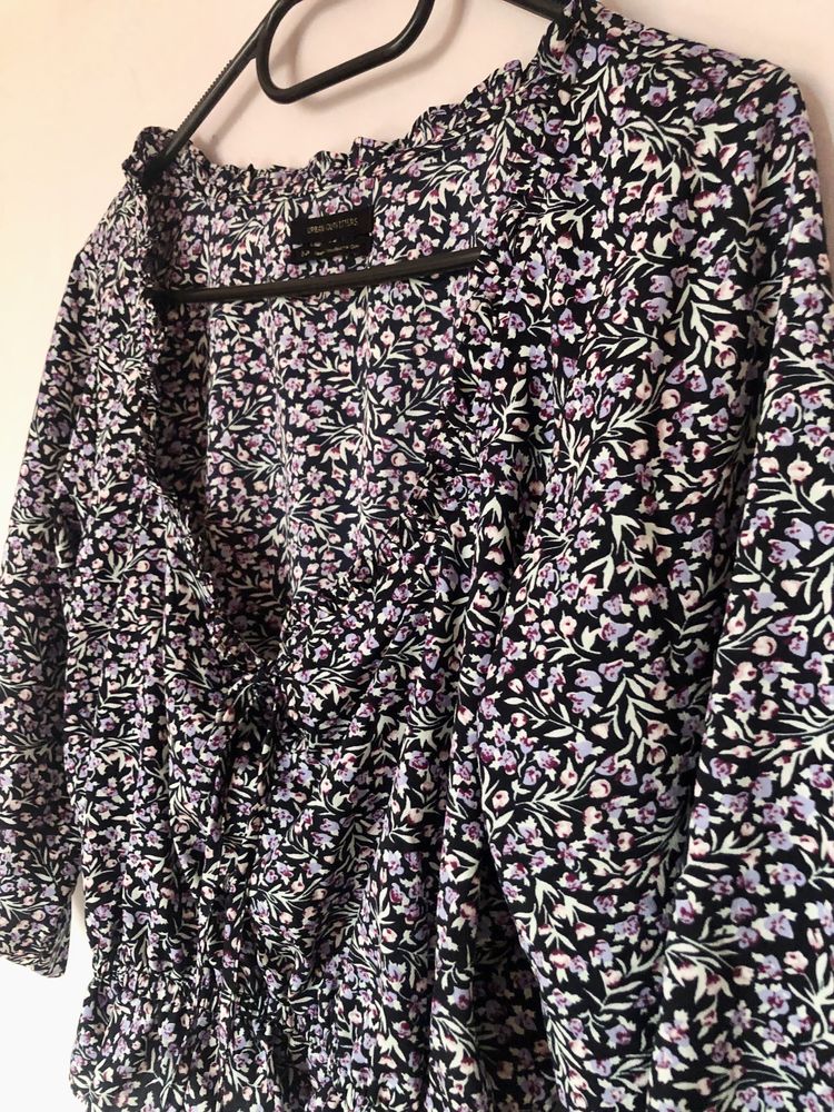 Koszula bluzka w kwiatki z wiązaniem Urban Outfitters