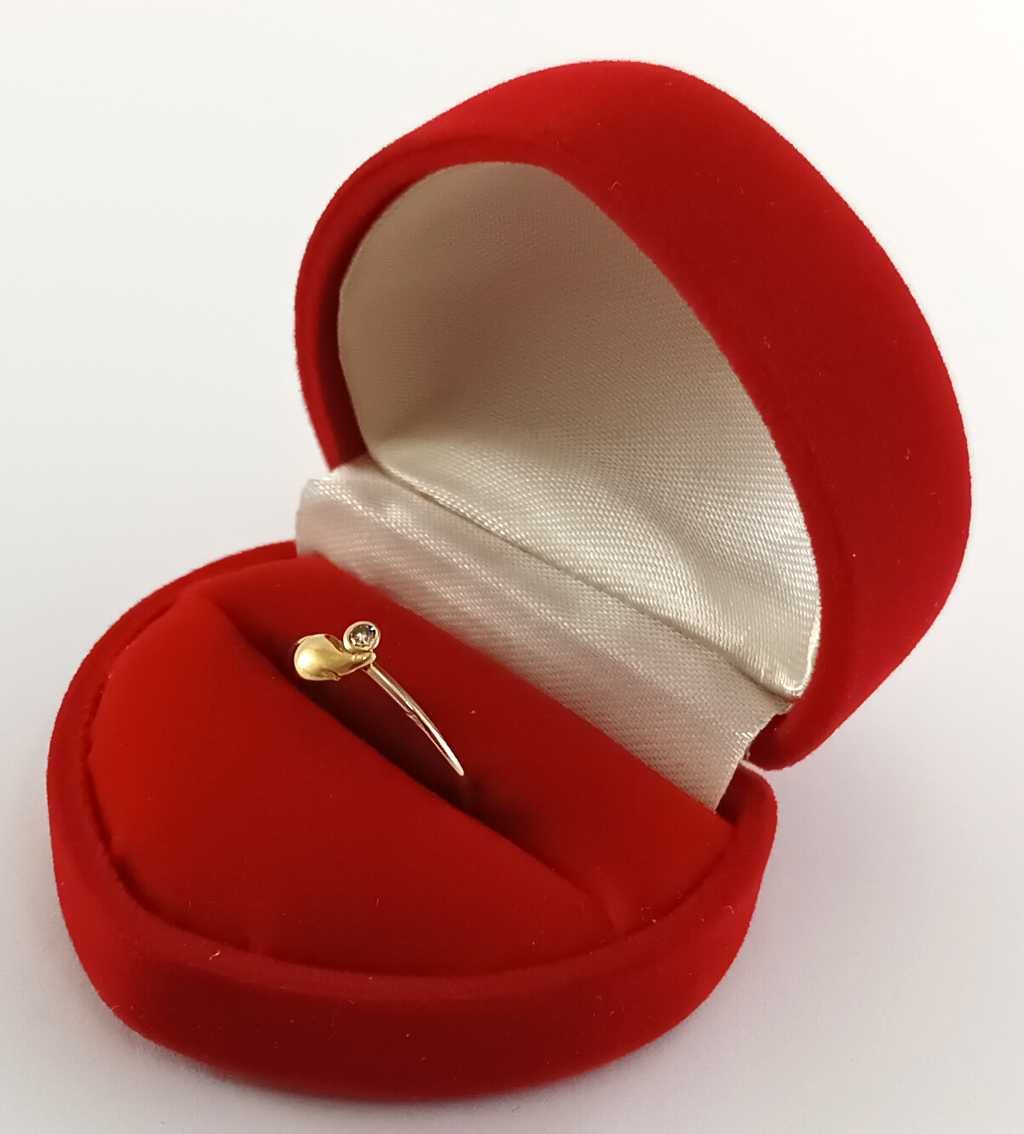 Paryski złoty pierścionek z brylantem na I Komunię Świętą