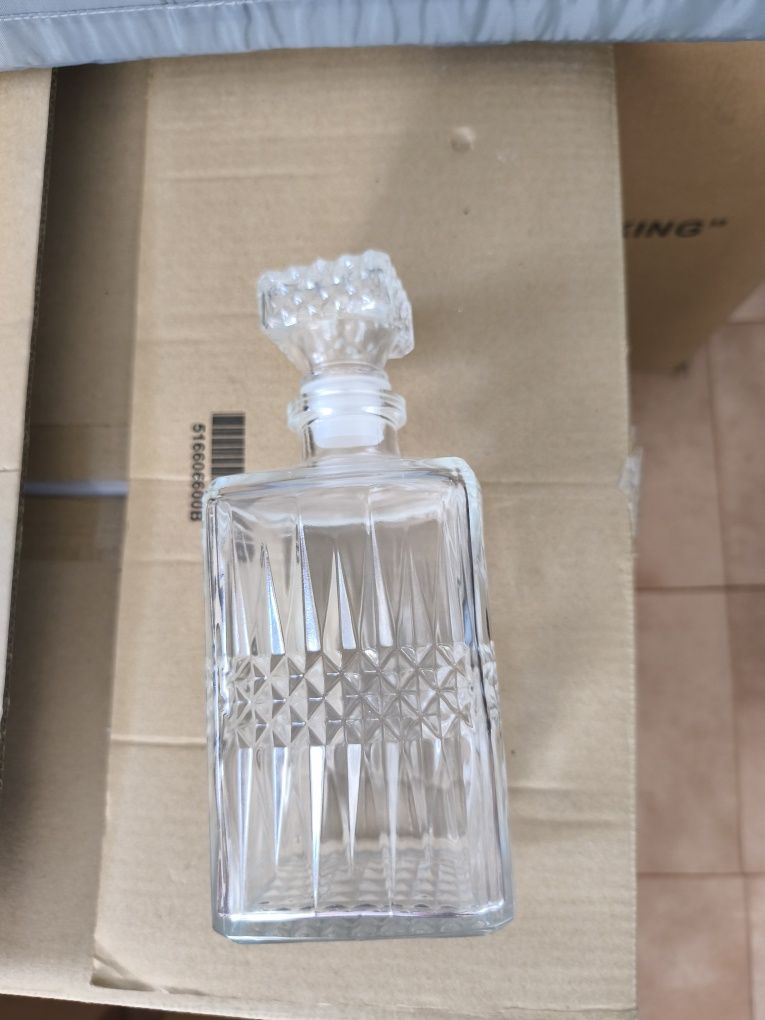 Garrafas de whisky dois modelos diferentes