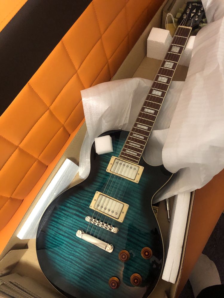 Cort CR250 Les Paul. Практически новая электрогитара