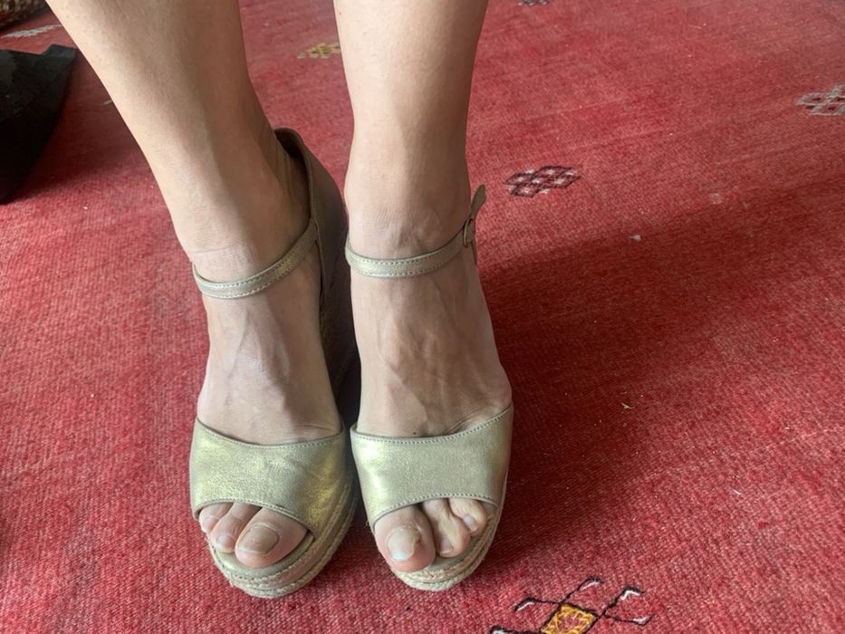 Sandalias de pele em cunha. Douradas
