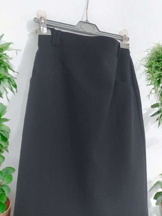 Czarna elegancka spódnica z zakładkami midi biurowa wyjściowa casual