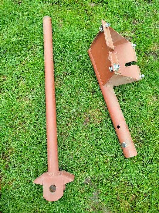 Podajnik z zaczepem do prasy sipma kostki