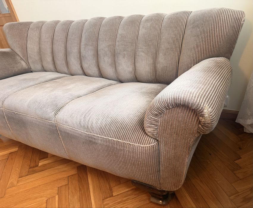 Welurowa sofa w stylu retro.
