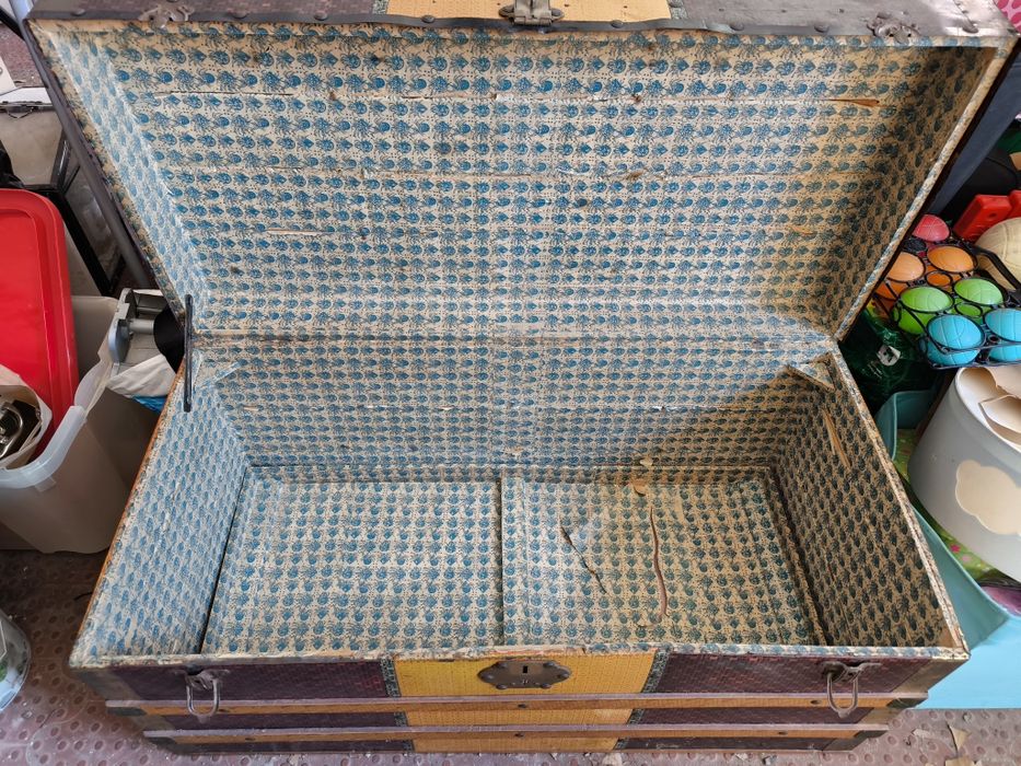 Arca antiga de madeira e chapa