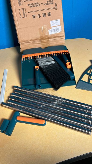 Miotła szczotka zmiotka na drążku z szufelką , zbierakiem na wodę