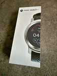 Nowy smartwatch Motorola Moto Watch 100 srebrny