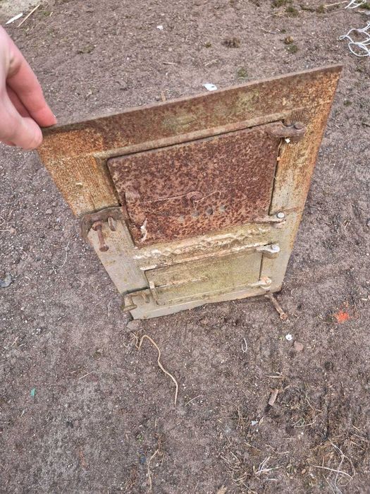 Stare solidne drzwiczki żeliwne od pieca