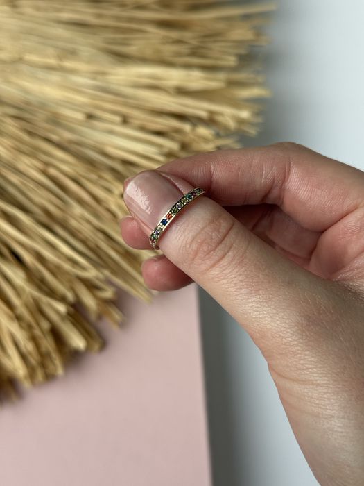 Delikatna złota obrączka z kolorowymi cyrkoniami w próbie 585