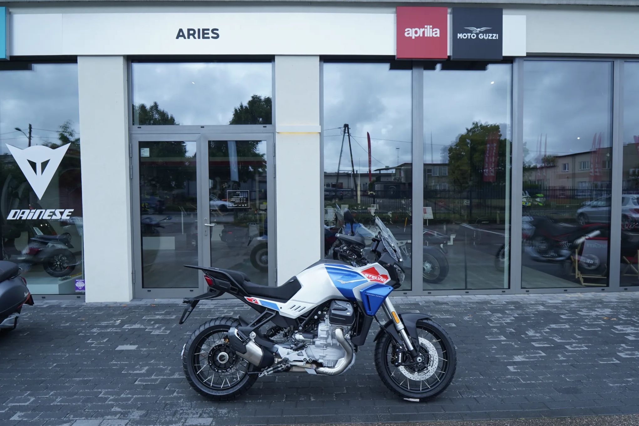 Moto Guzzi Stelvio DUECENTO TRIBUTO - Wersja limitowana. Zapytaj o ofertę specjalną.