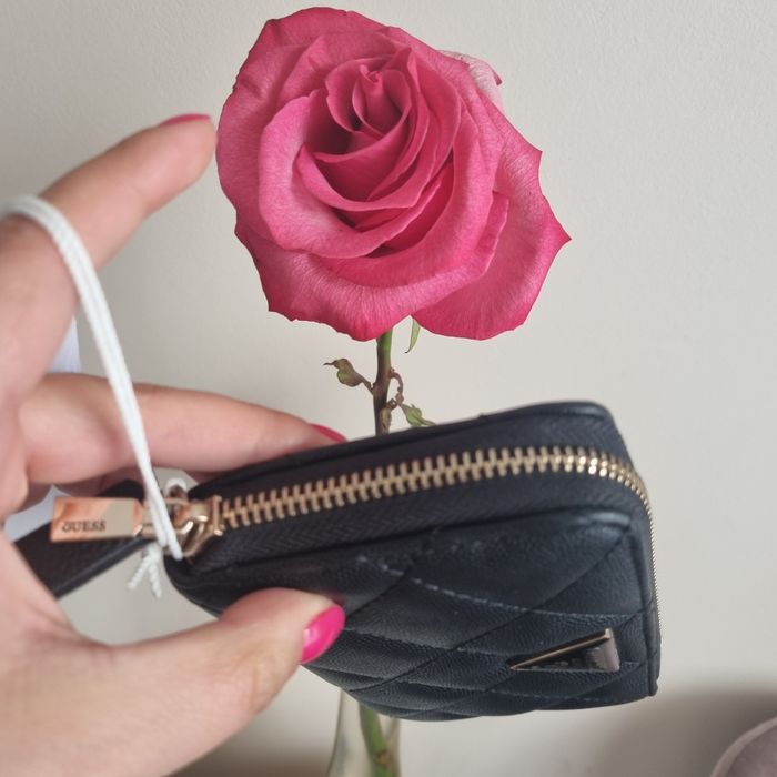 Portfel Guess Carly czarny gratis zawieszka