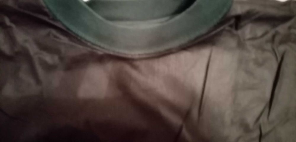 Camisola verde com interior em plástico